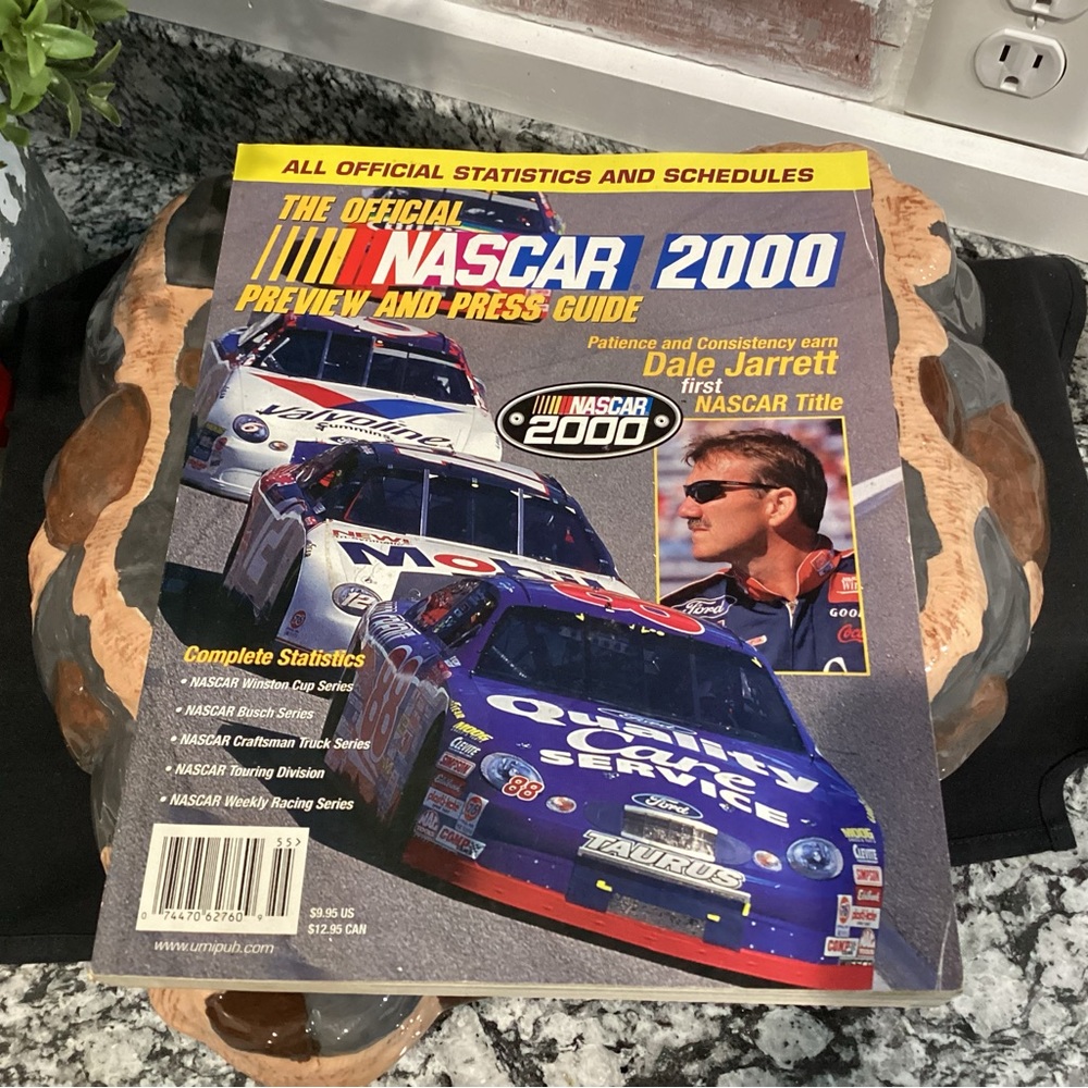 NASCAR - 2000 - The Official Preview & Press Guide - Stats - Tracks - Drivers